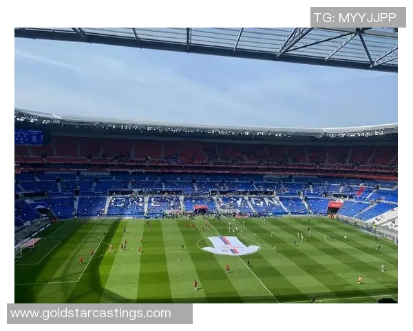 探秘足球巨星的豪华生活空间与全球豪宅，揭秘球场外的奢华人生